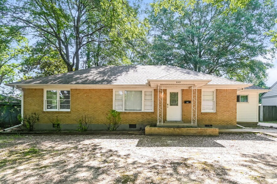Primary Photo - 828 S Mendenhall Rd
