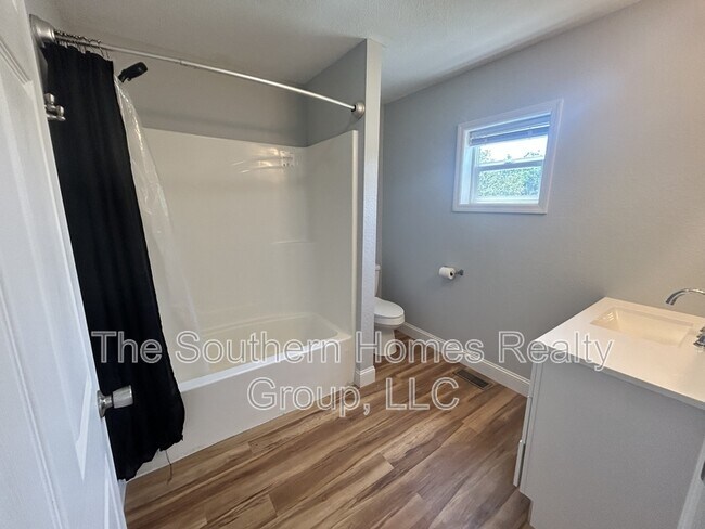 Building Photo - 517 Sherwood Ave