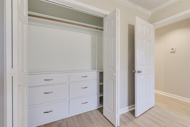 Building Photo - 2626 Hillshire Dr