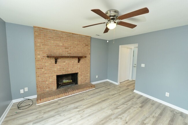 Building Photo - Renovated end unit!