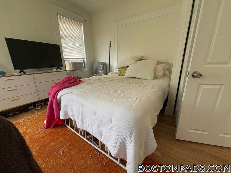 Building Photo - 44 Fairbanks St