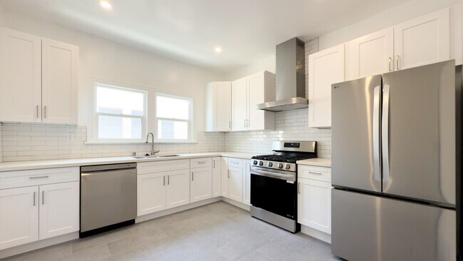 Building Photo - 246 S Sycamore Ave