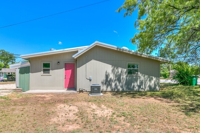 Building Photo - NOW AVAILABLE!!! Updated 2 bedroom 1 bath ...