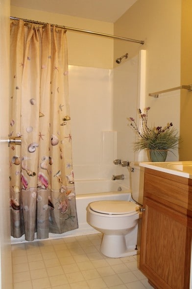 Full Bath - 743 Ridgeview Dr