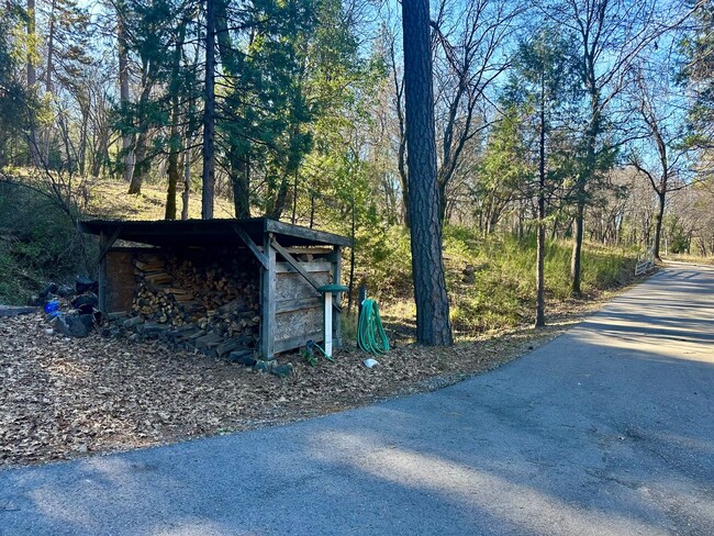 Building Photo - 2 Bedroom 1 Bathroom House Off N. Bloomfie...