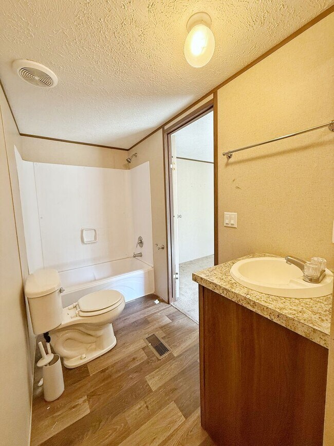 Building Photo - 2 Bedroom 2 Bathroom Mobile Home