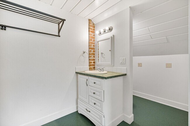 Building Photo - Inviting, remodeled 3-bdr/1.5-bath in Division/Hawthorne duplex—Privacy, A/C, parking, & storage