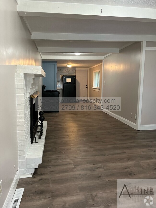 Building Photo - Adorable 1 Bedroom House on Shared Lot, 6 ...