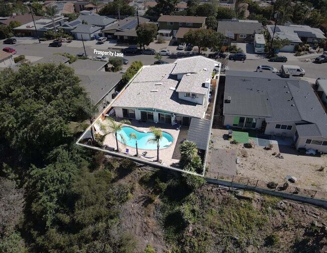 Building Photo - POOL house! BIG rooms! 8 Bedrooms (Lease o...