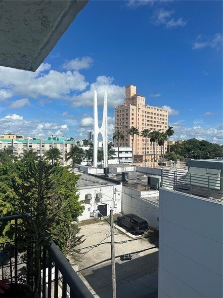 Building Photo - 720 Collins Ave