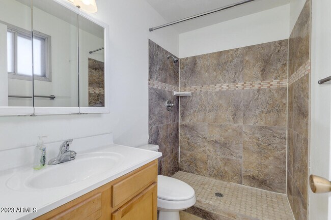 Building Photo - 1623 E Del Rio Dr