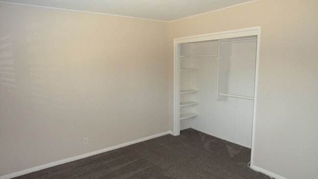 Building Photo - Spacious 6 Bedroom, 3 Bathroom, Single Fam...