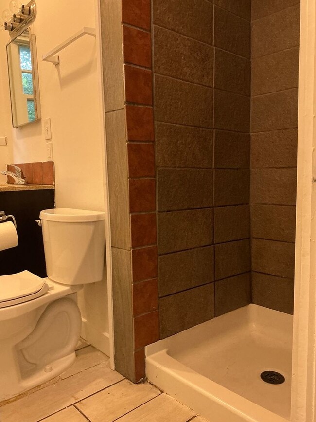 Building Photo - 3 bedroom 2 bathroom house conveniently lo...