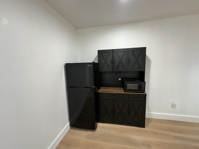 Building Photo - 1078 E White Mountain Blvd