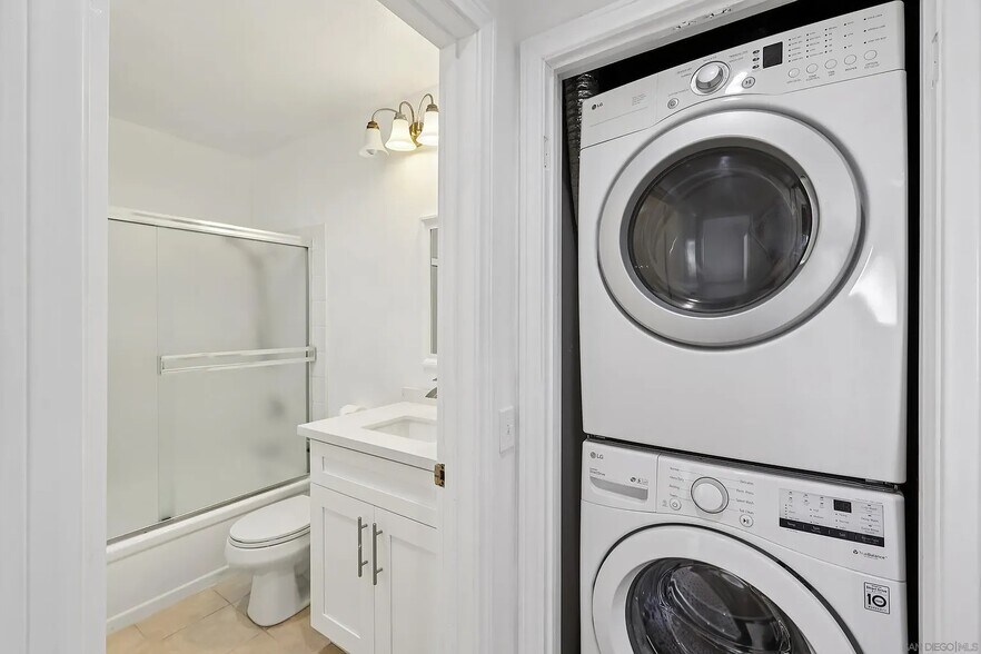 Building Photo - 3525 Lebon Dr