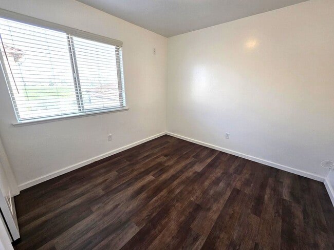 Building Photo - Beautiful 3 Bedroom 2.5 Townhouse by Summit Charter Academy