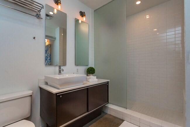 Building Photo - 2115 Yeaman Pl