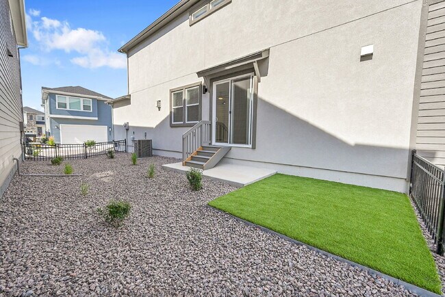 Building Photo - $2,495.00, 3 bed,2.5 bath located in Color...