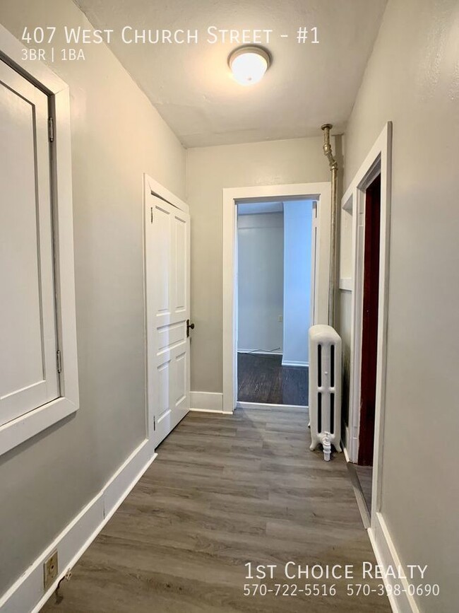 Building Photo - Beautiful remodeled 3 bedroom apartment!