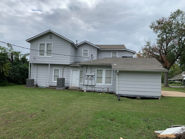 rear view - 200 W Caroline St