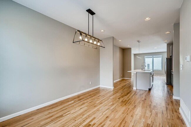 Building Photo - Beautiful + Spacious 2 Bed Townhome