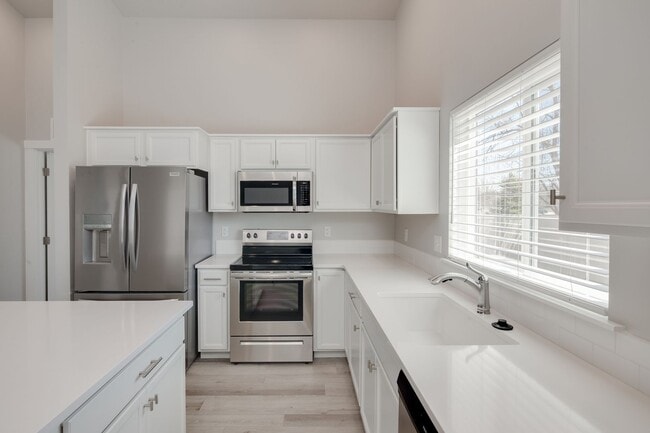 Building Photo - Beautiful 4 Bedroom Upscale Home