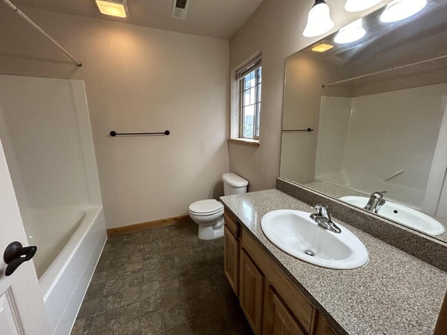 Building Photo - "Luxurious 3-Bed, 3-Bath Townhouse with Fi...