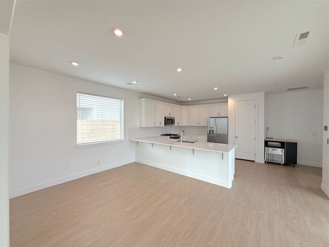 Building Photo - Desert Color Condo 3 bd, 2.5 bt, Extra Large 2 Car Garage Home