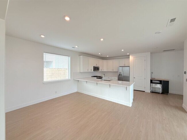 Building Photo - Desert Color Home 3 bd, 2.5 bt, Extra Large 2 Car Garage Home