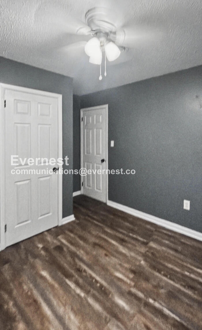 Building Photo - 4922 E Willow St