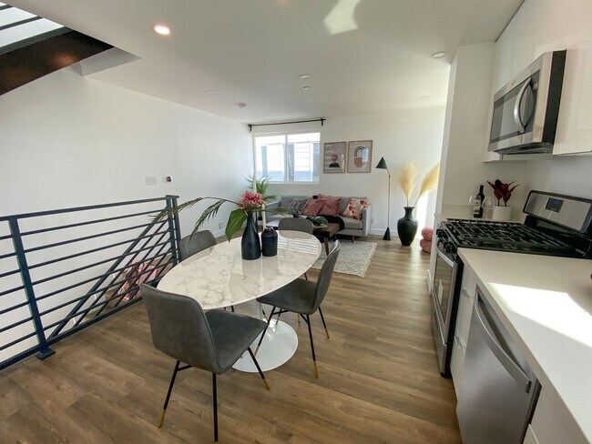 Building Photo - 4553 Saturn St