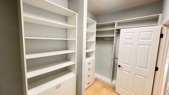 Building Photo - Available NOW! Stunning 4-Bedroom Home in ...
