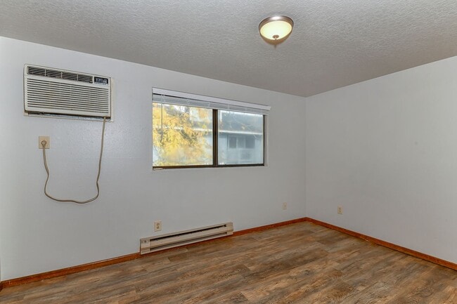 Building Photo - 2 Bedroom 1.5 Bathroom 4 plex