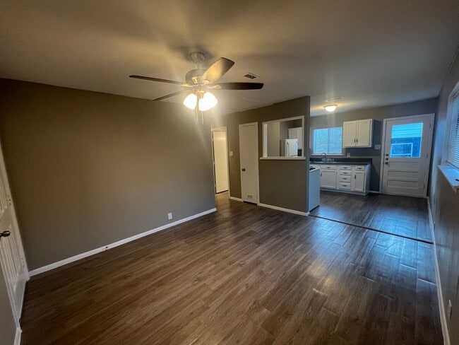 Building Photo - UTA proximity!