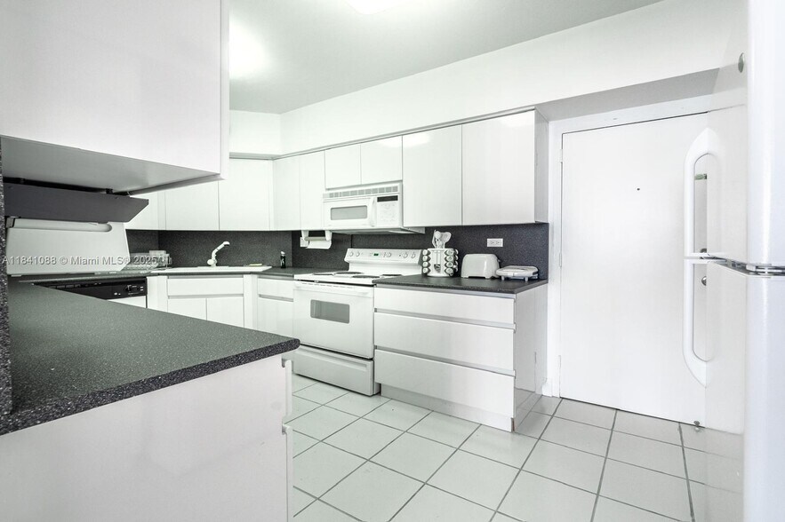 Building Photo - 1408 Brickell Bay Dr