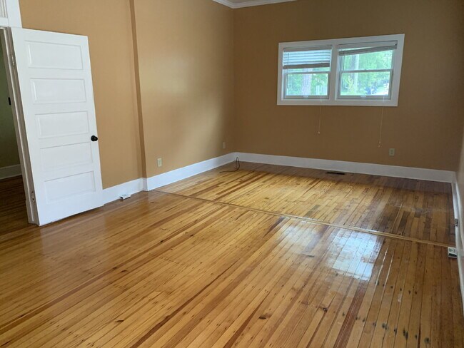 Building Photo - Stunning Renovated 4-Bedroom Home in Lakebottom with Screened Porch & Prime Location Near Fort Mo...