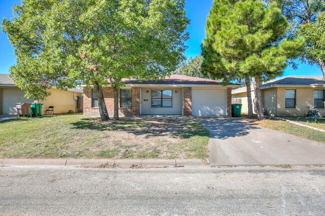 Building Photo - 4 Bedroom Home in Paulann!