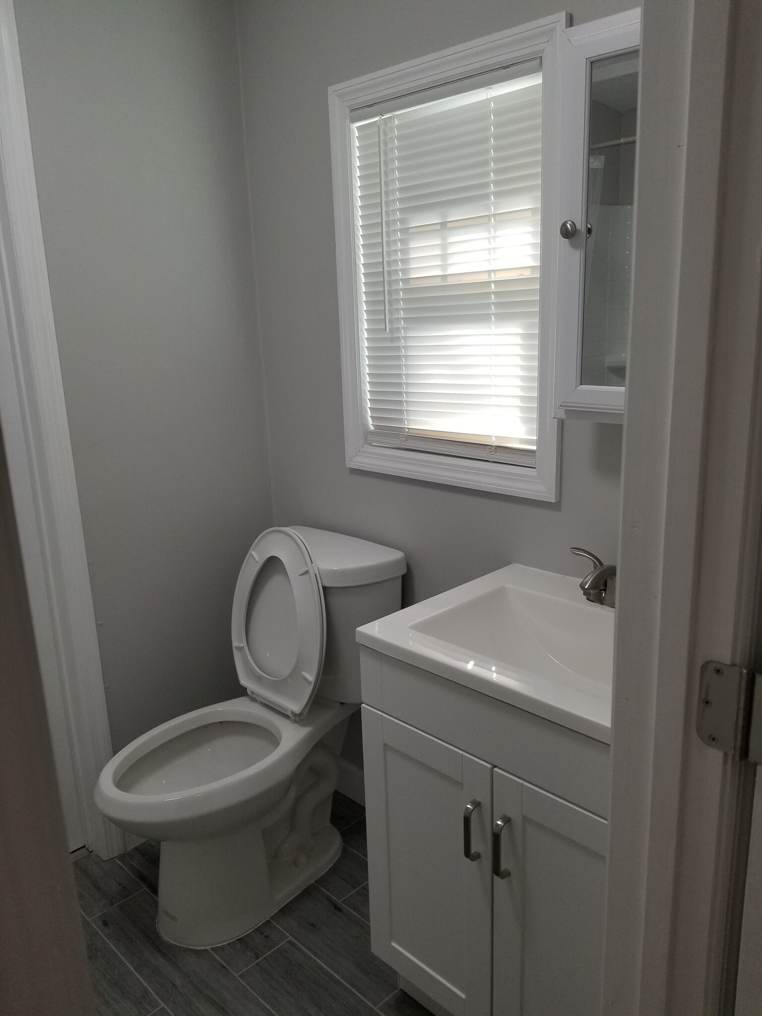 Middle Bathroom - 3234 71st Ave N