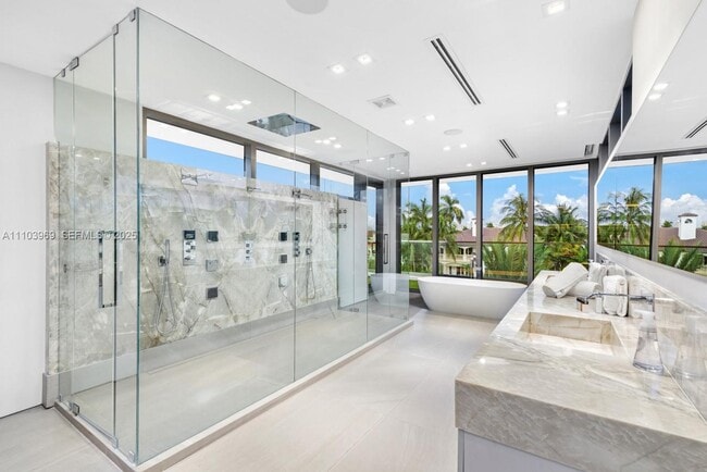 Building Photo - 440 Mola Ave