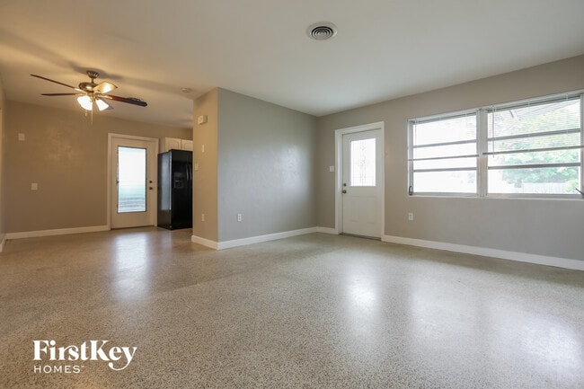 Building Photo - 75 Lakeview Ln