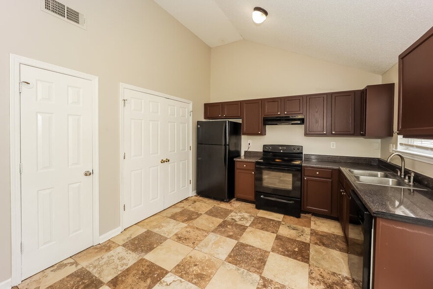 Building Photo - 725 Cherry Branch Cir
