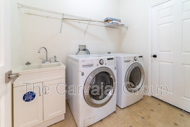 Building Photo - 423 Heather Hills Dr