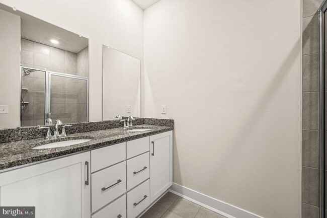 Building Photo - 127 Gaslight Aly