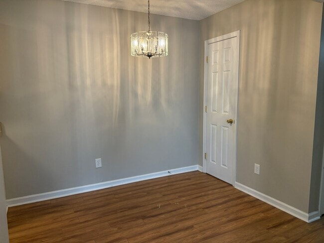 Building Photo - 2 Bedroom,1 Bathroom Condo in Greensboro!
