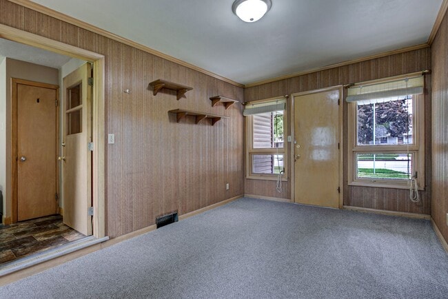 Building Photo - 2 bed, 1 bath –1270 SF – Nice Ranch Single...
