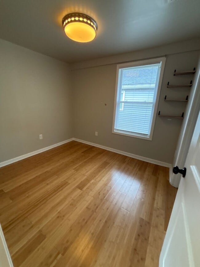 Building Photo - 606 N Upper St