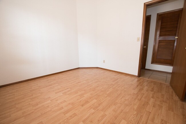 Building Photo - Contemporary home with 3 bedrooms, 2 bath, 2 car garage, A/C, Fenced Yard