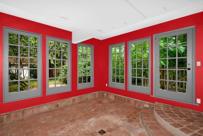 Building Photo - Cottage Lake RV Parking Garage/Shop Plus N...