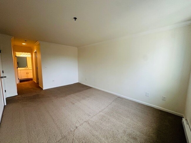 Building Photo - 2Bd/2Ba Bellevue Condo