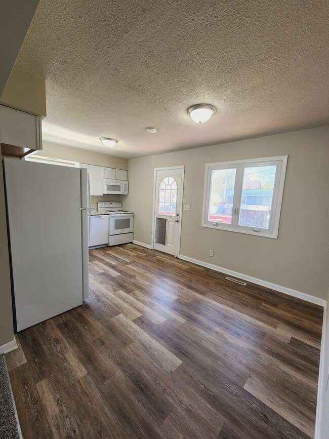 Building Photo - 3 Bedroom 2 Bath Home Available in Knoxville